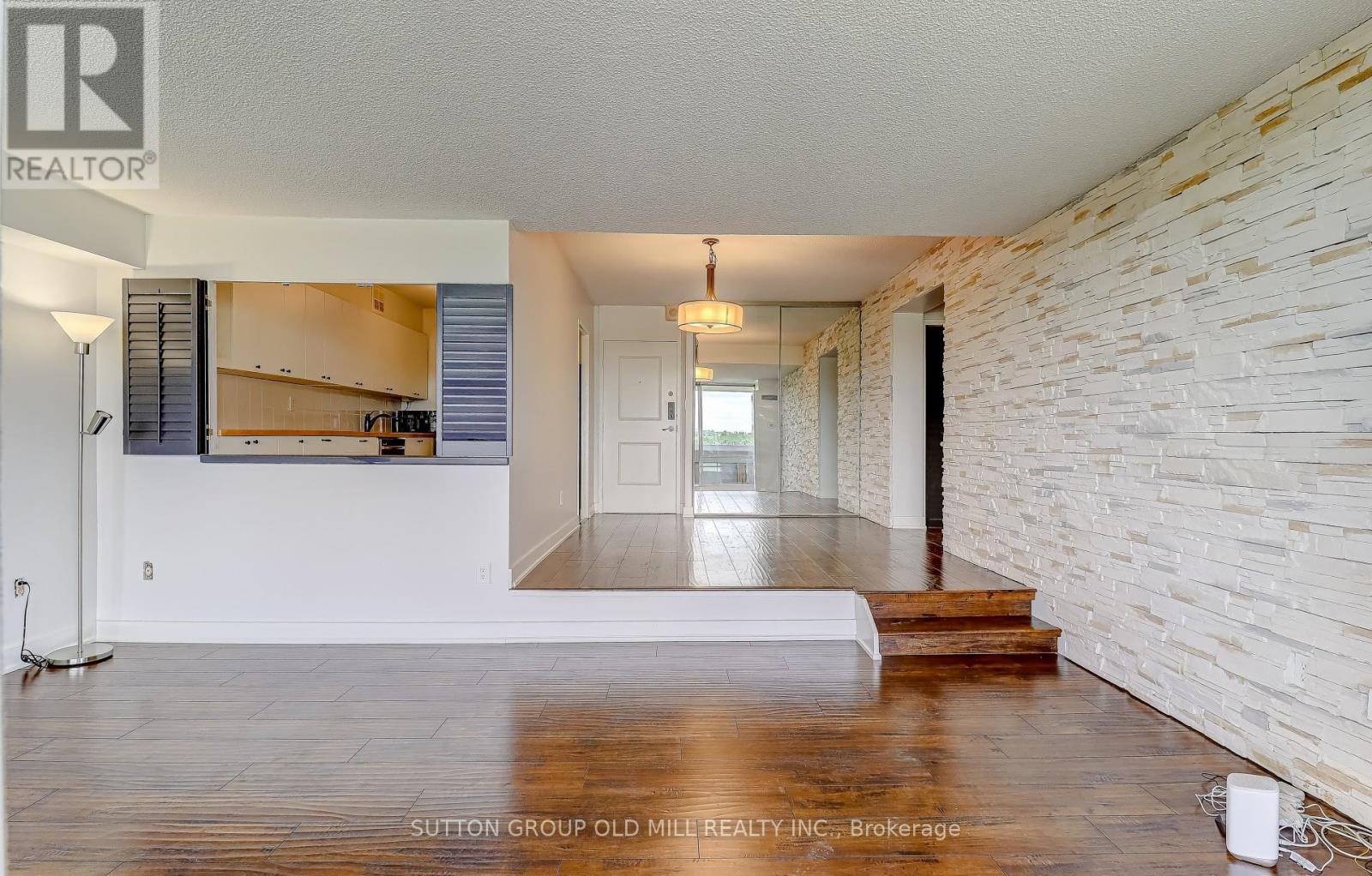 Photo 9 of 807 250 Scarlett Road N, Toronto ON