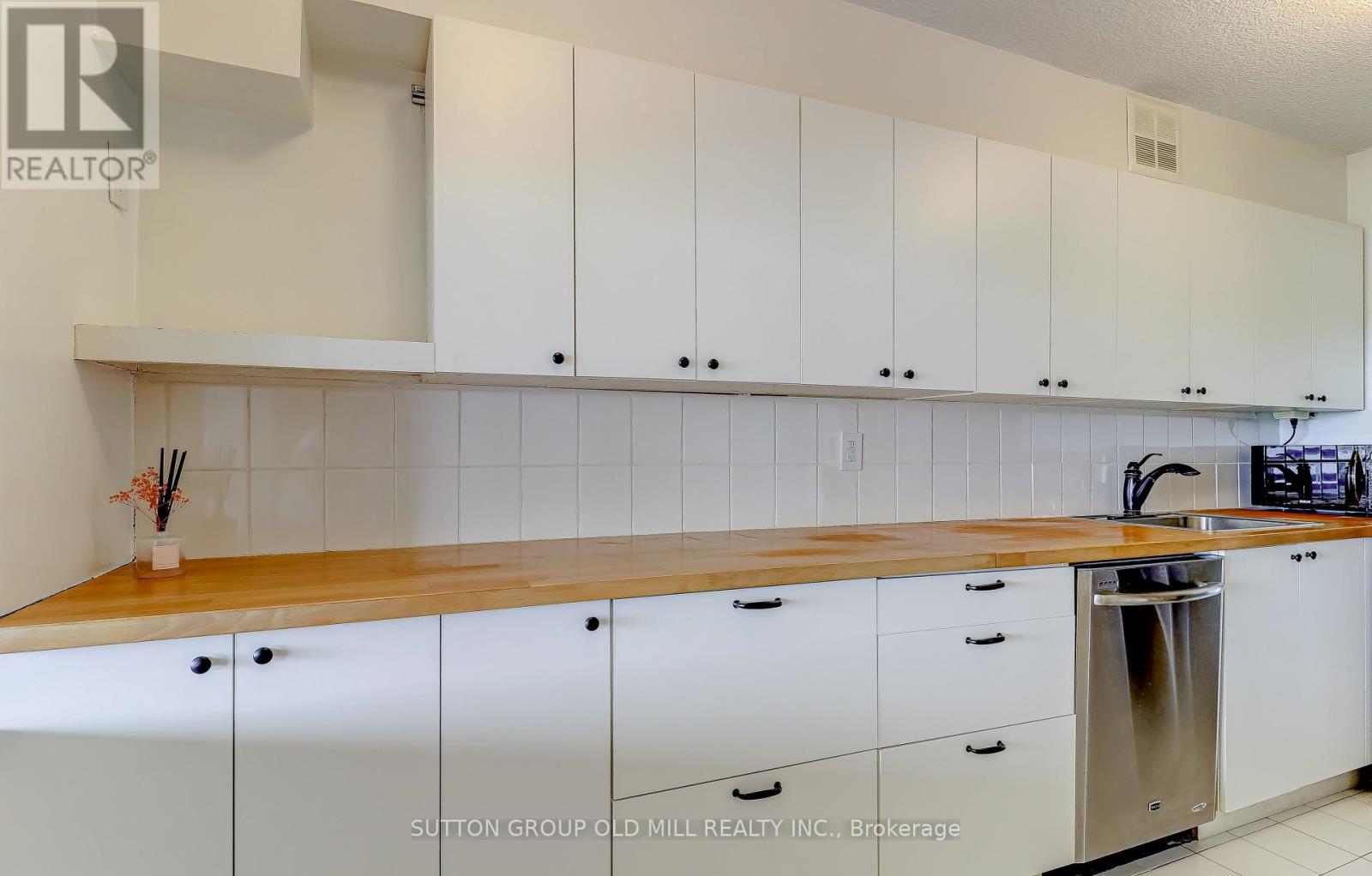 Photo 18 of 807 250 Scarlett Road N, Toronto ON