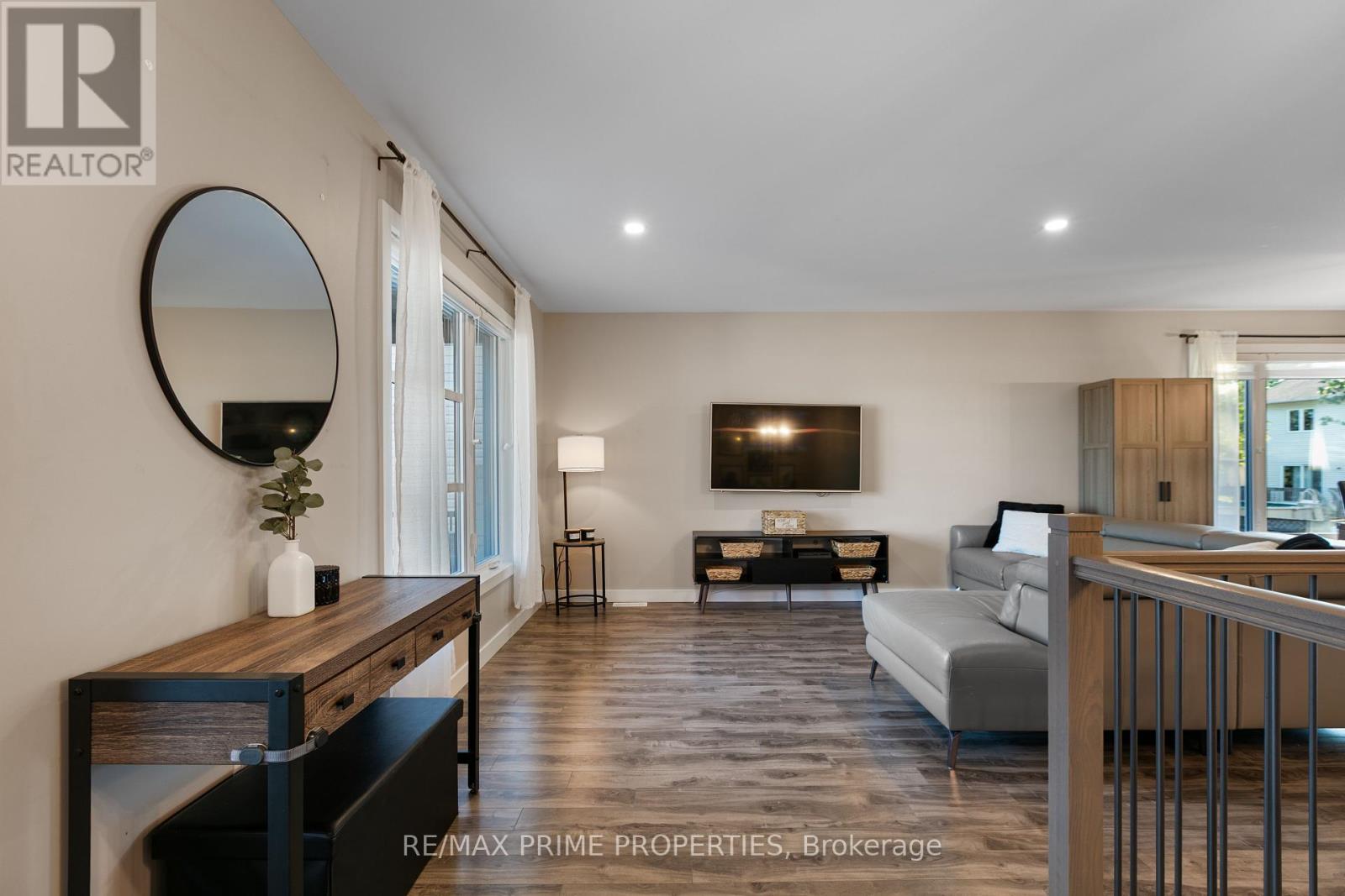 Photo 8 of 208 Filion Street, Russell ON