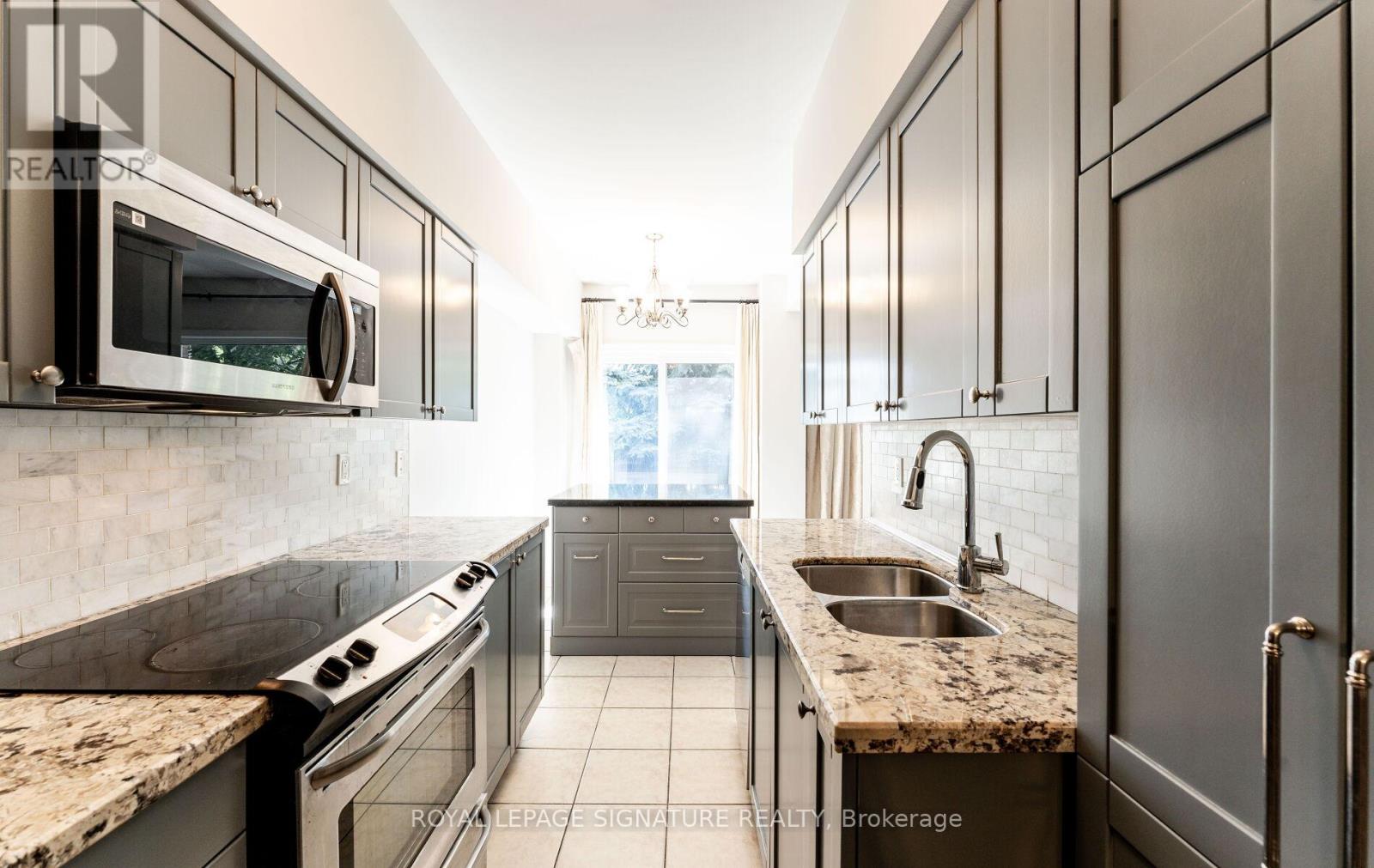 Photo 5 of 2 760 Village Green Boulevard, Mississauga ON