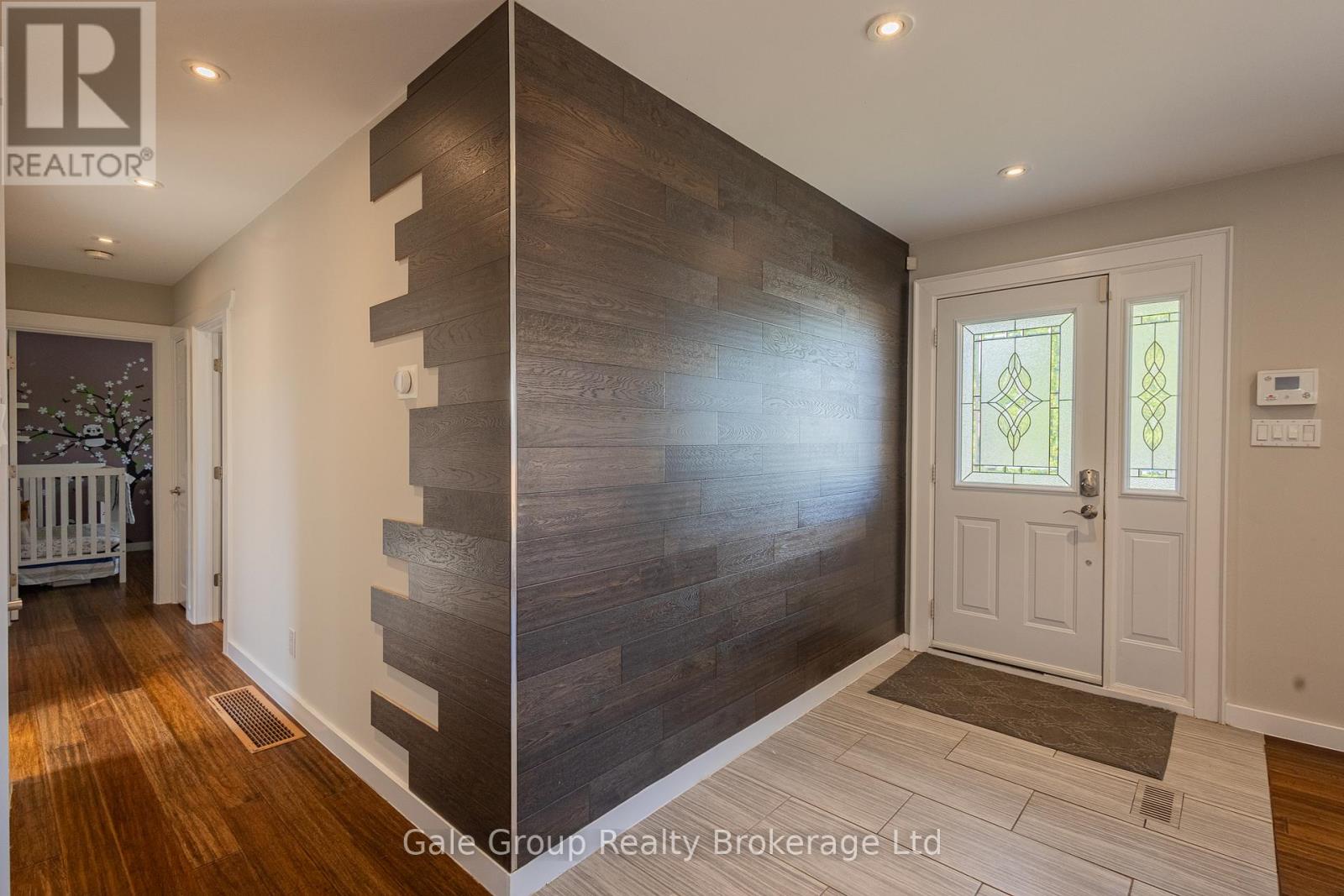 Photo 10 of 15 Kelvin Court, Hamilton ON
