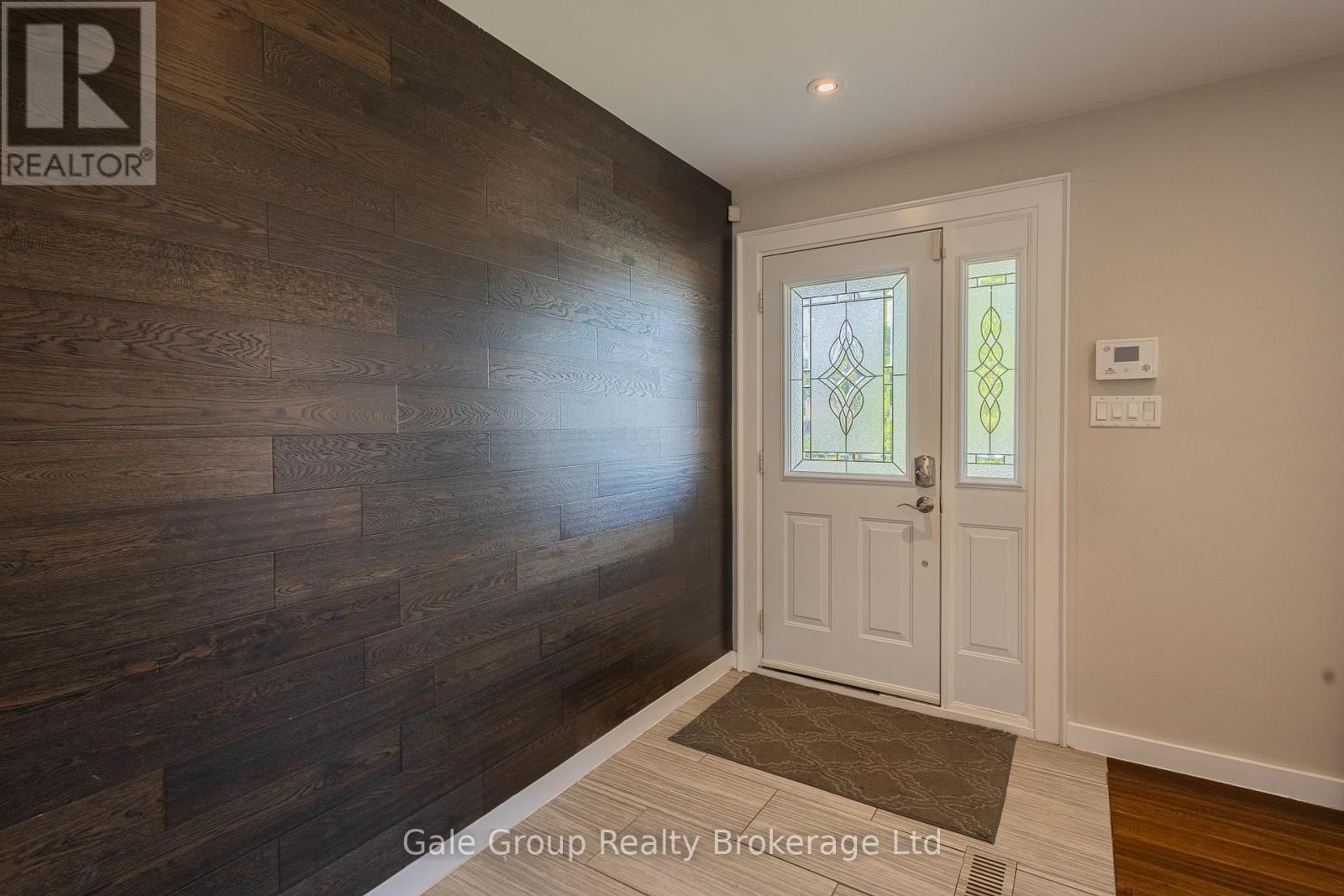 Photo 11 of 15 Kelvin Court, Hamilton ON
