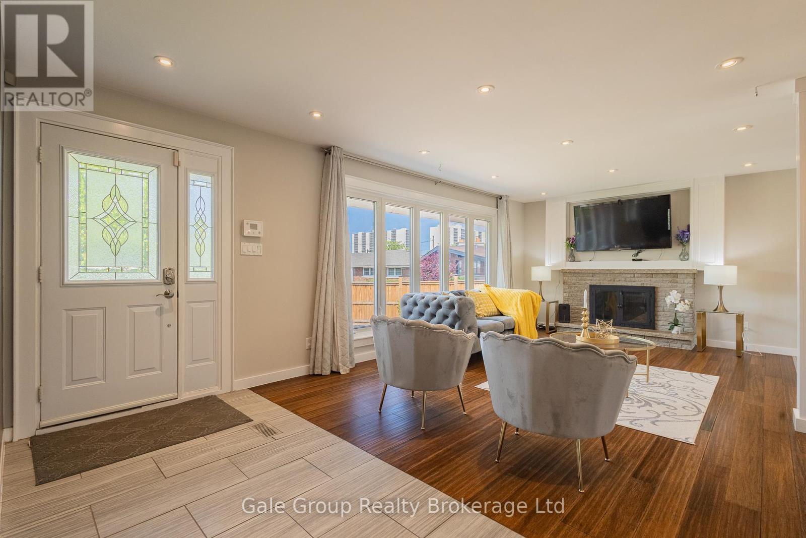 Photo 12 of 15 Kelvin Court, Hamilton ON