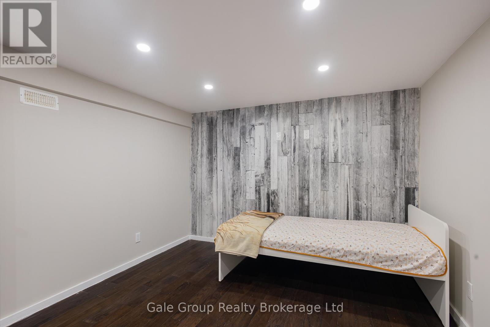 Photo 31 of 15 Kelvin Court, Hamilton ON