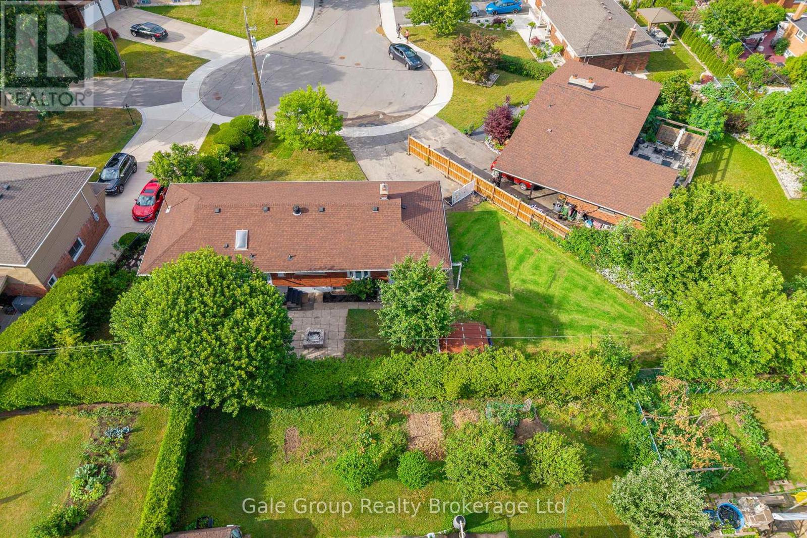 Photo 8 of 15 Kelvin Court, Hamilton ON