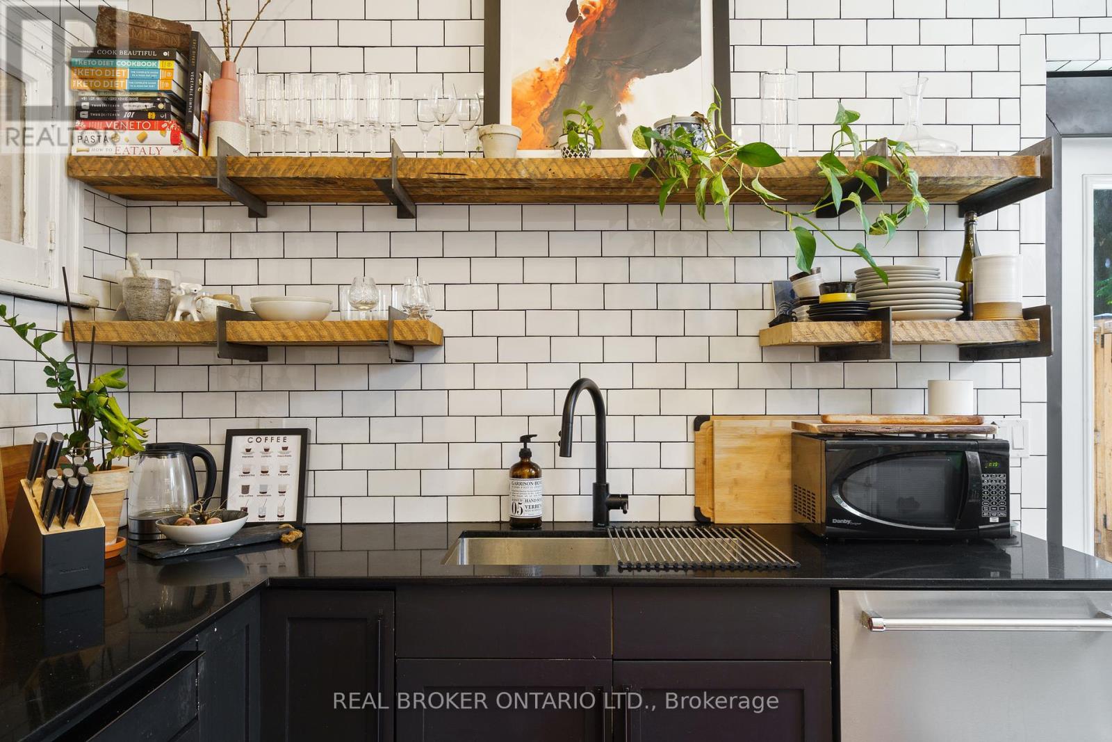 Photo 5 of 164 Catharine Street N, Hamilton ON