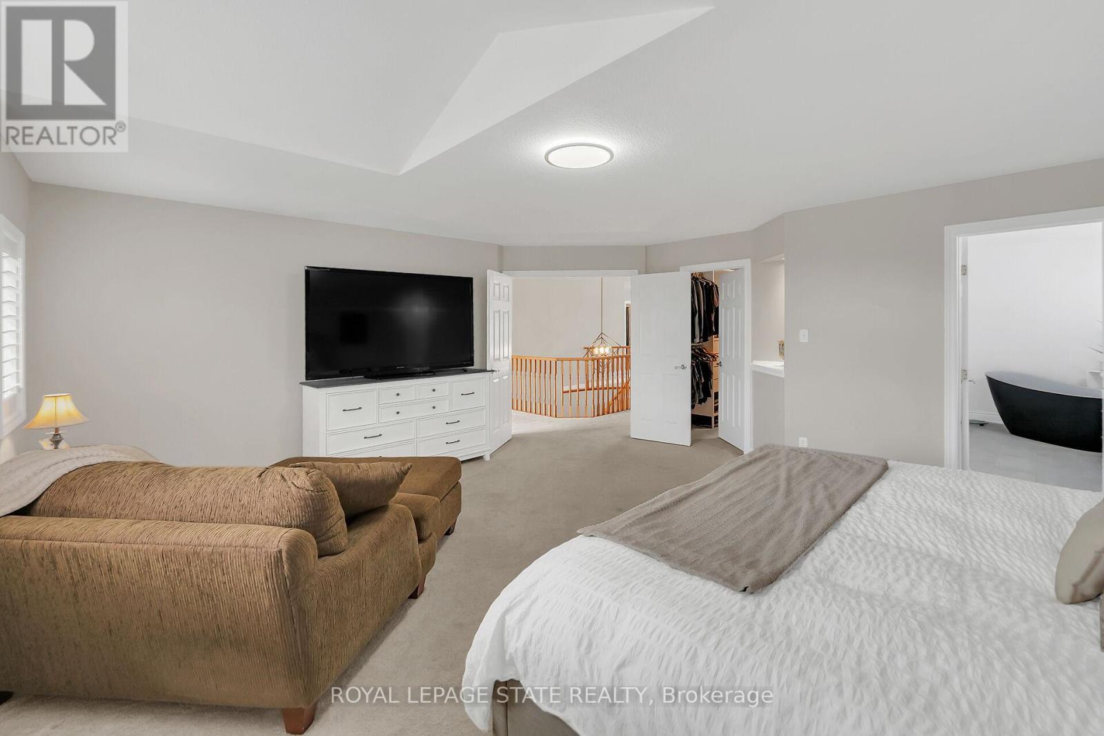 Photo 34 of 60 Gage Street, Grimsby ON