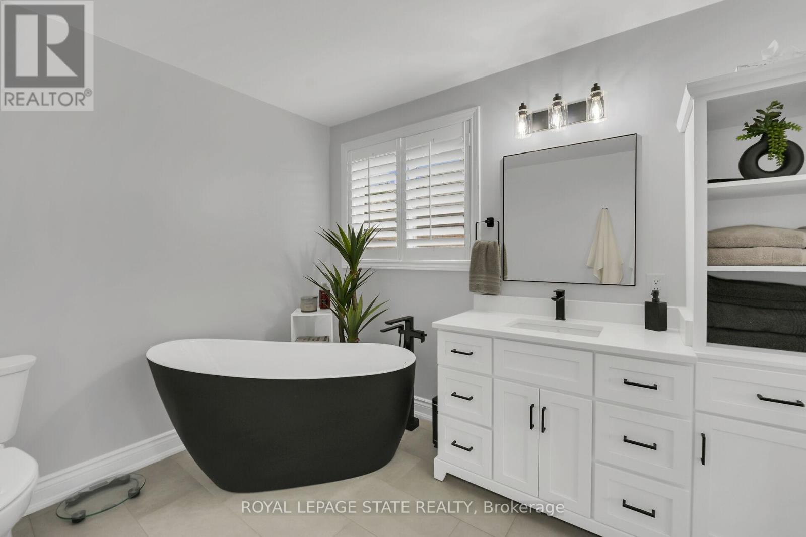Photo 36 of 60 Gage Street, Grimsby ON