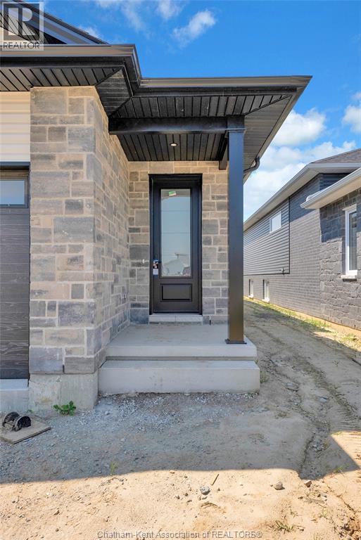 Photo 3 of 174 Ironwood Trail, Chatham ON