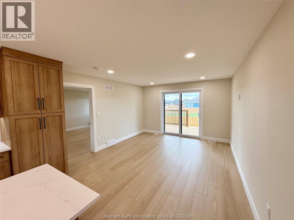 Photo 4 of 174 Ironwood Trail, Chatham ON