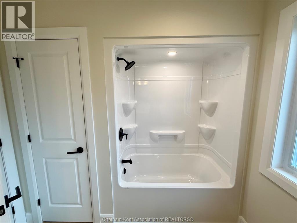 Photo 15 of 174 Ironwood Trail, Chatham ON