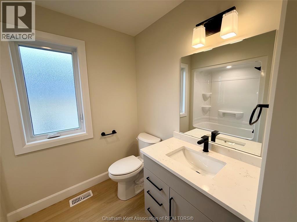 Photo 16 of 174 Ironwood Trail, Chatham ON