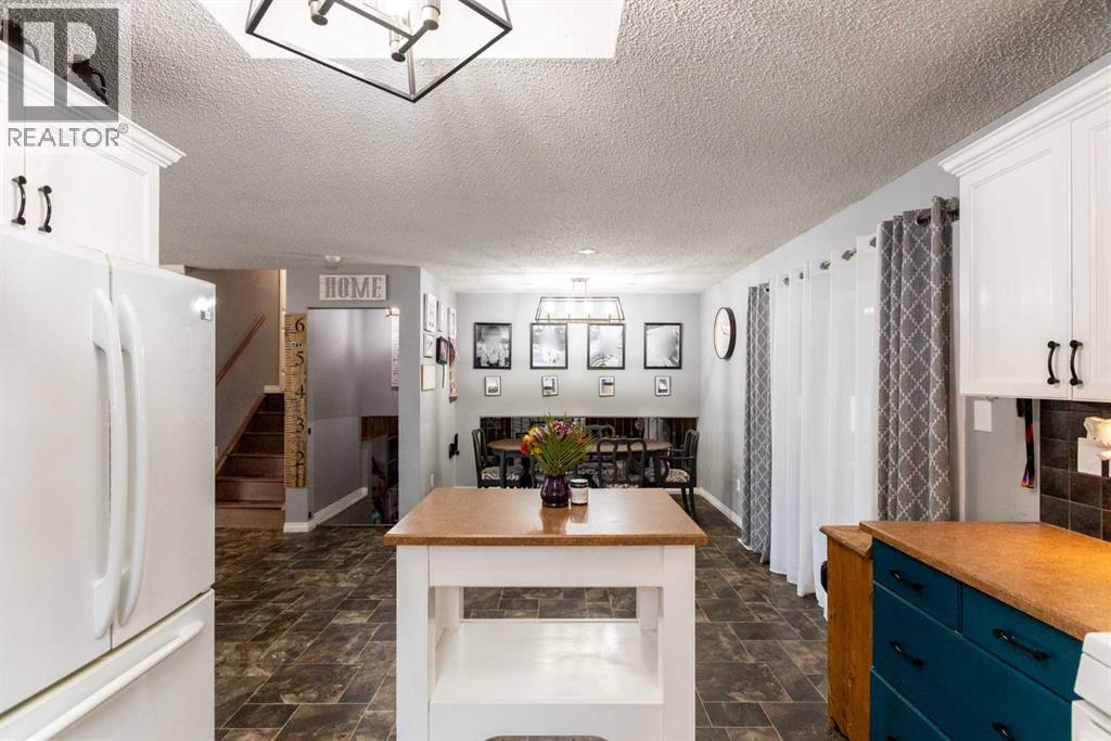Photo 9 of 62 Rupert Crescent, Red Deer AB