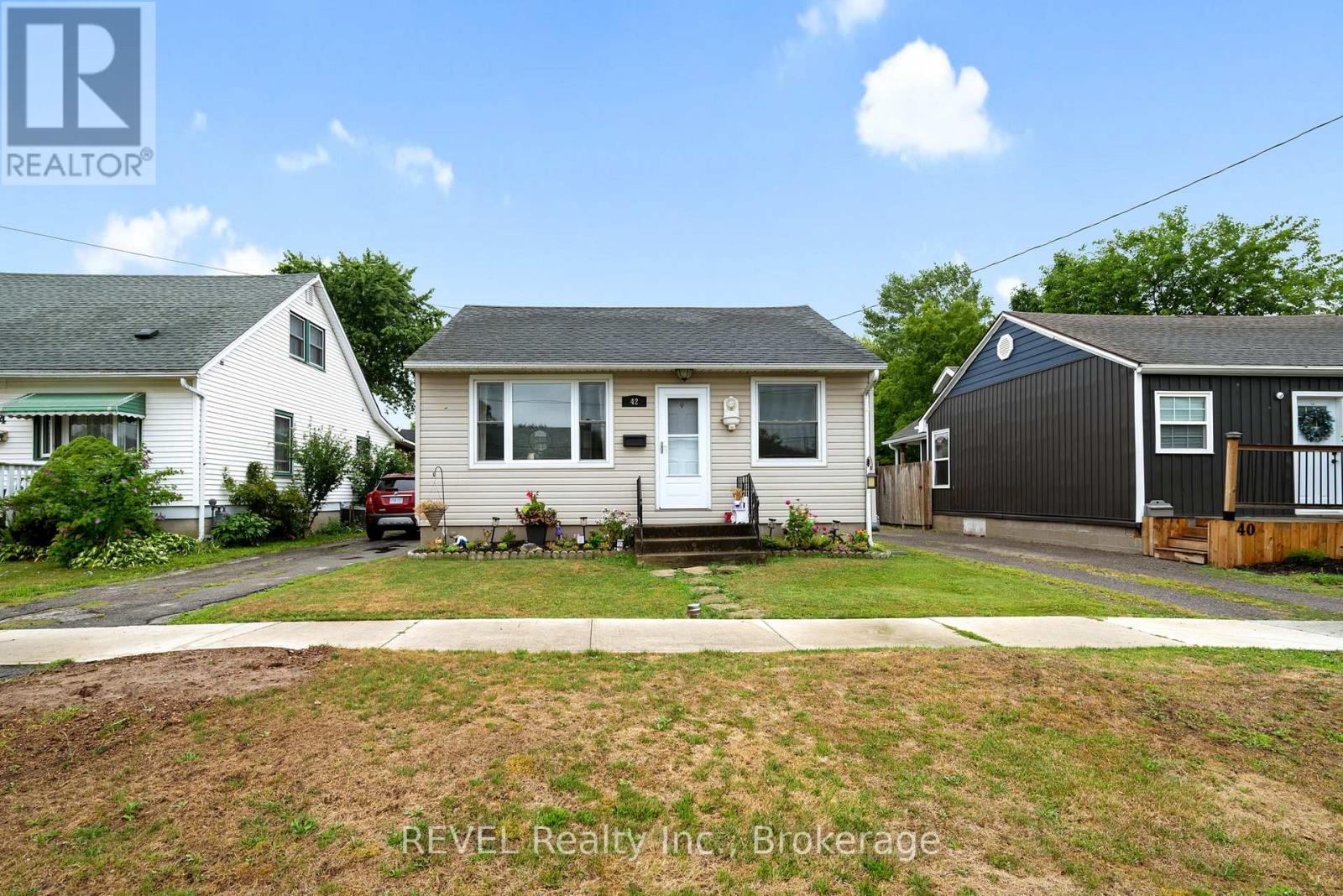 Photo 1 of 42 Douglas Street, Fort Erie ON