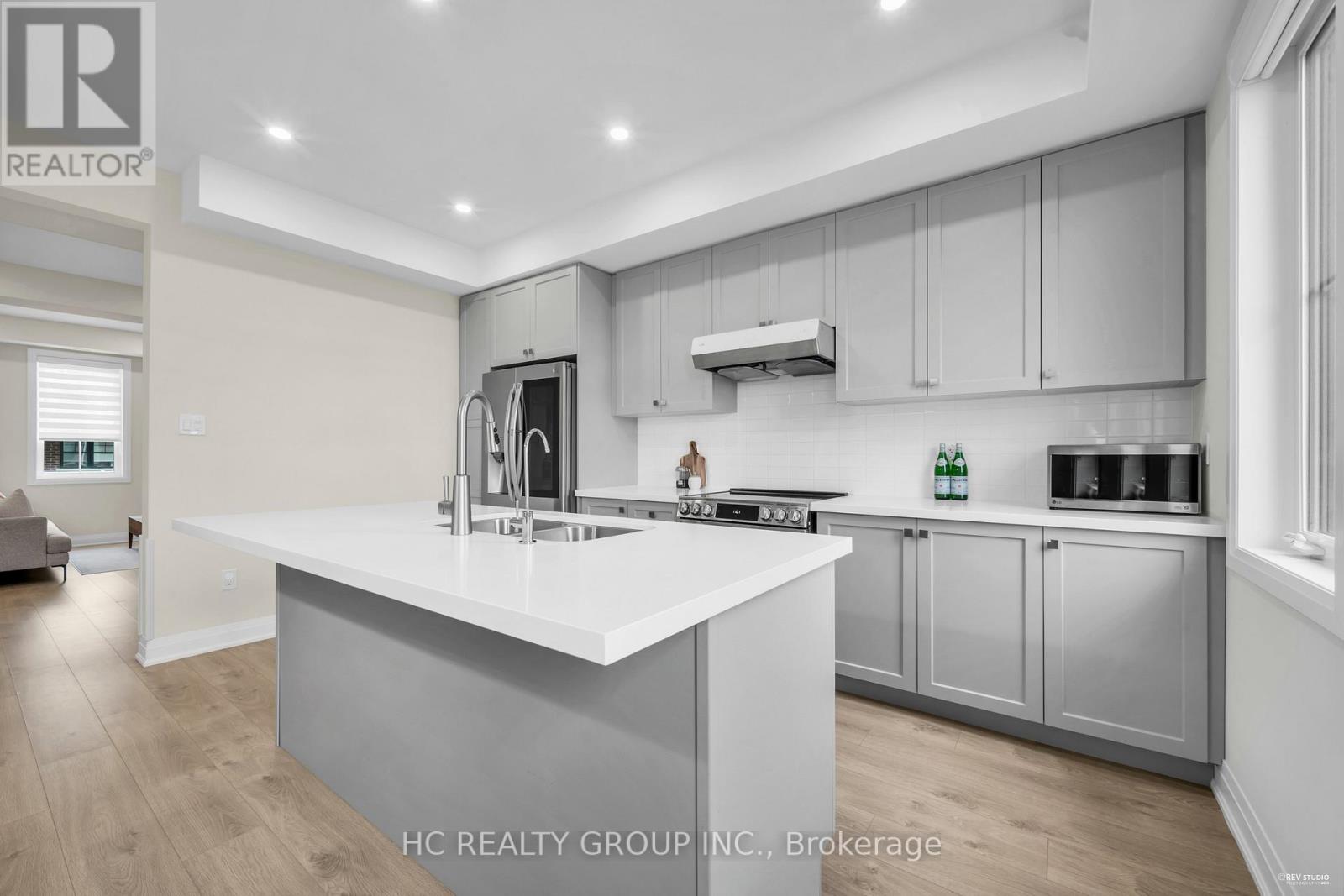 Photo 2 of 41 Mcconaghy Court, Vaughan ON