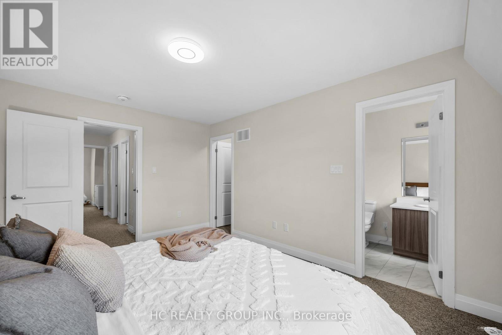 Photo 6 of 41 Mcconaghy Court, Vaughan ON