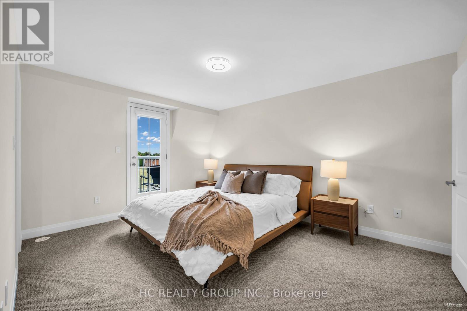 Photo 3 of 41 Mcconaghy Court, Vaughan ON