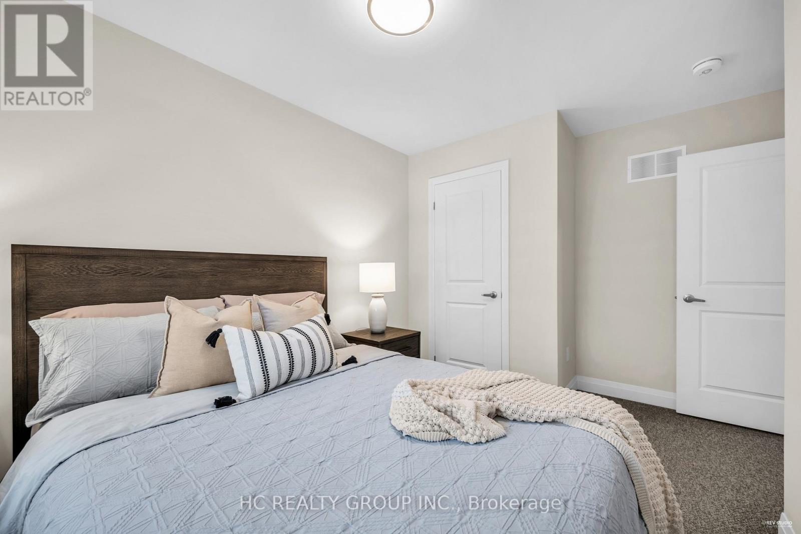 Photo 13 of 41 Mcconaghy Court, Vaughan ON