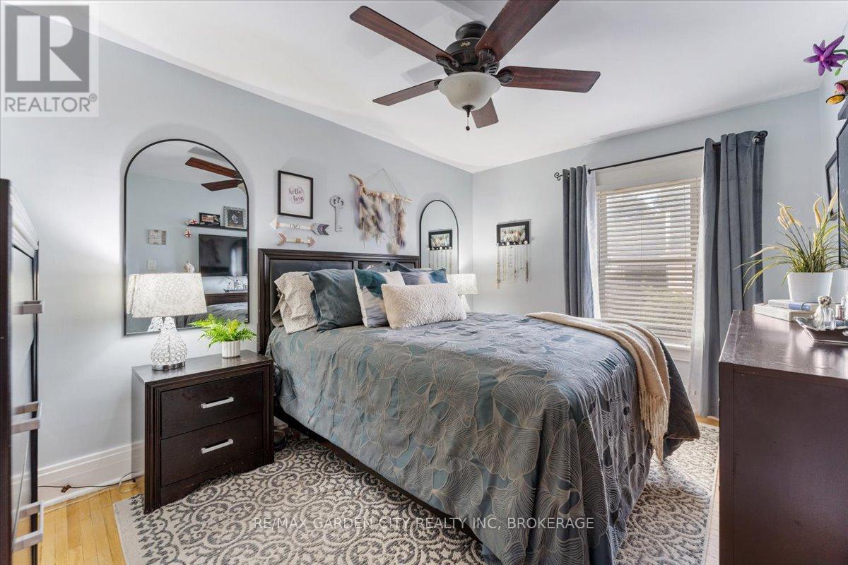 Photo 15 of 22 Chaplin Avenue, St Catharines ON