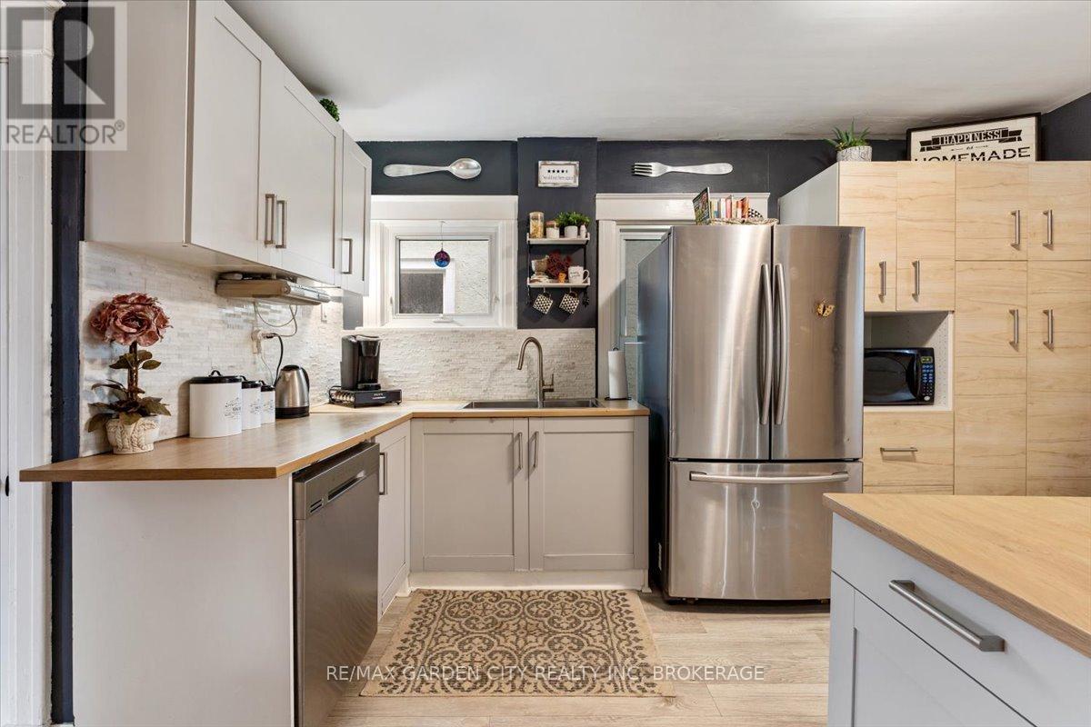 Photo 21 of 22 Chaplin Avenue, St Catharines ON