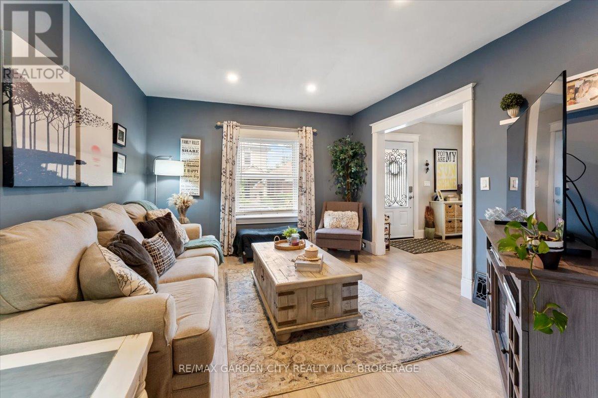 Photo 18 of 22 Chaplin Avenue, St Catharines ON