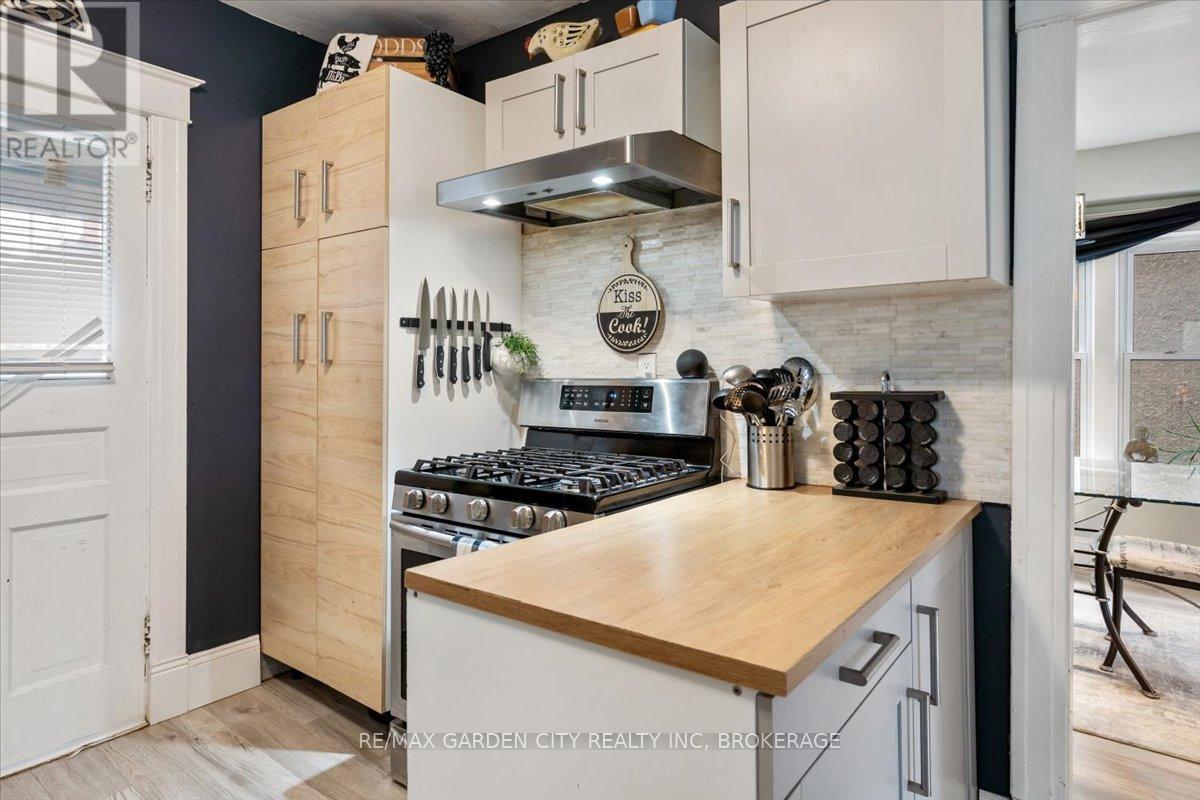 Photo 16 of 22 Chaplin Avenue, St Catharines ON