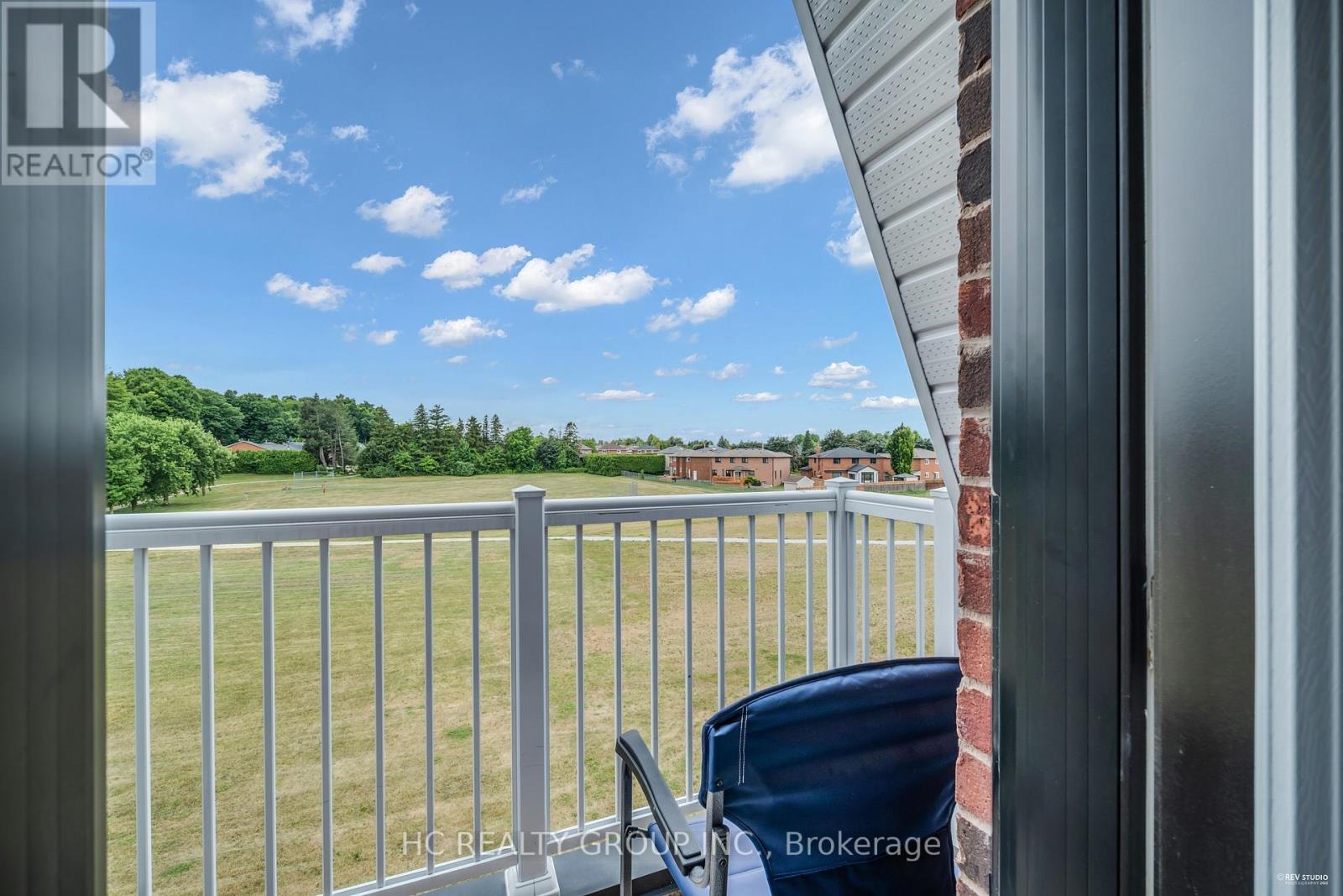 Photo 5 of 41 Mcconaghy Court, Vaughan ON