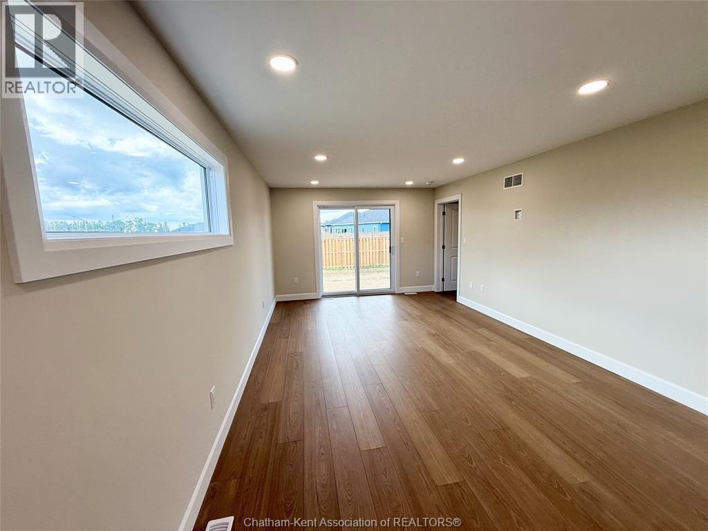 Photo 11 of 178 Ironwood Trail, Chatham ON