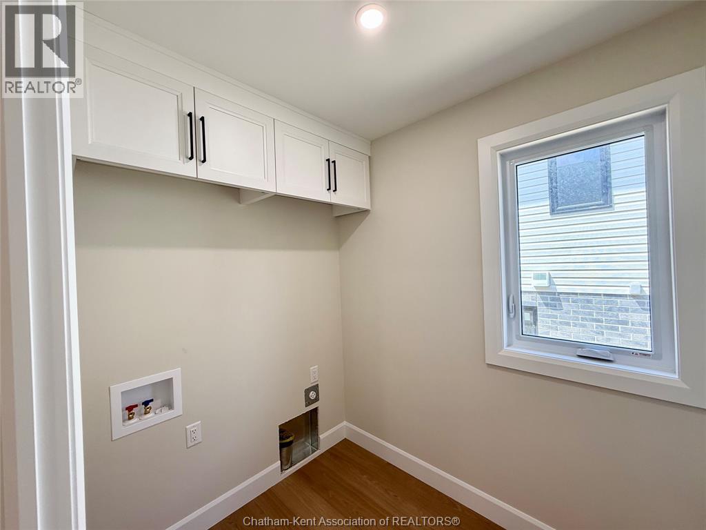 Photo 8 of 178 Ironwood Trail, Chatham ON