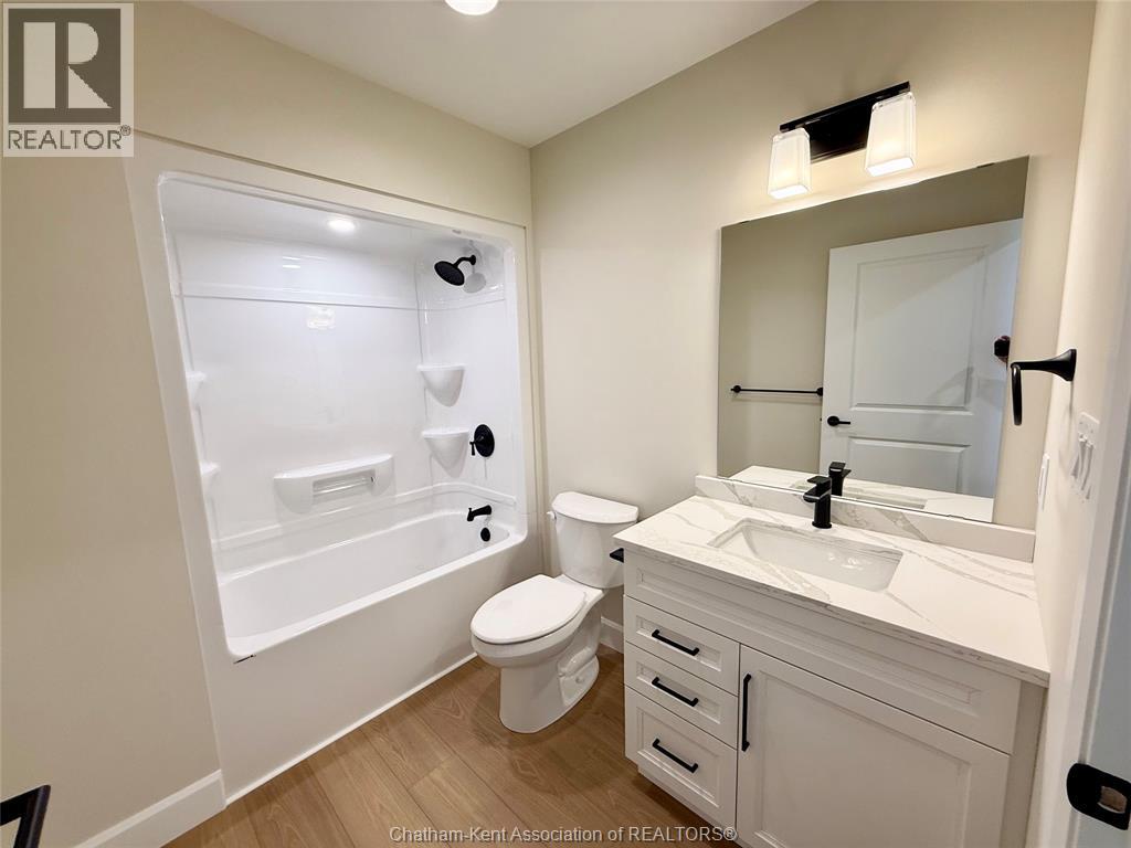 Photo 18 of 178 Ironwood Trail, Chatham ON