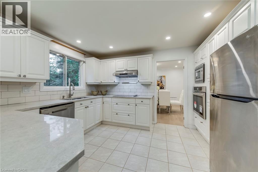 Photo 15 of 170 Cavendish Court, Oakville ON