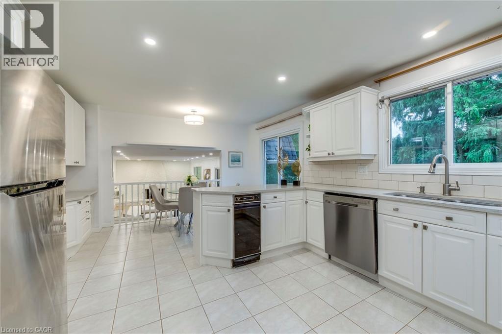 Photo 17 of 170 Cavendish Court, Oakville ON