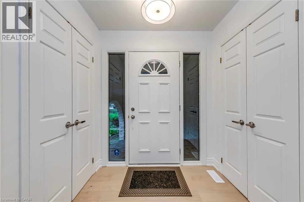 Photo 8 of 170 Cavendish Court, Oakville ON