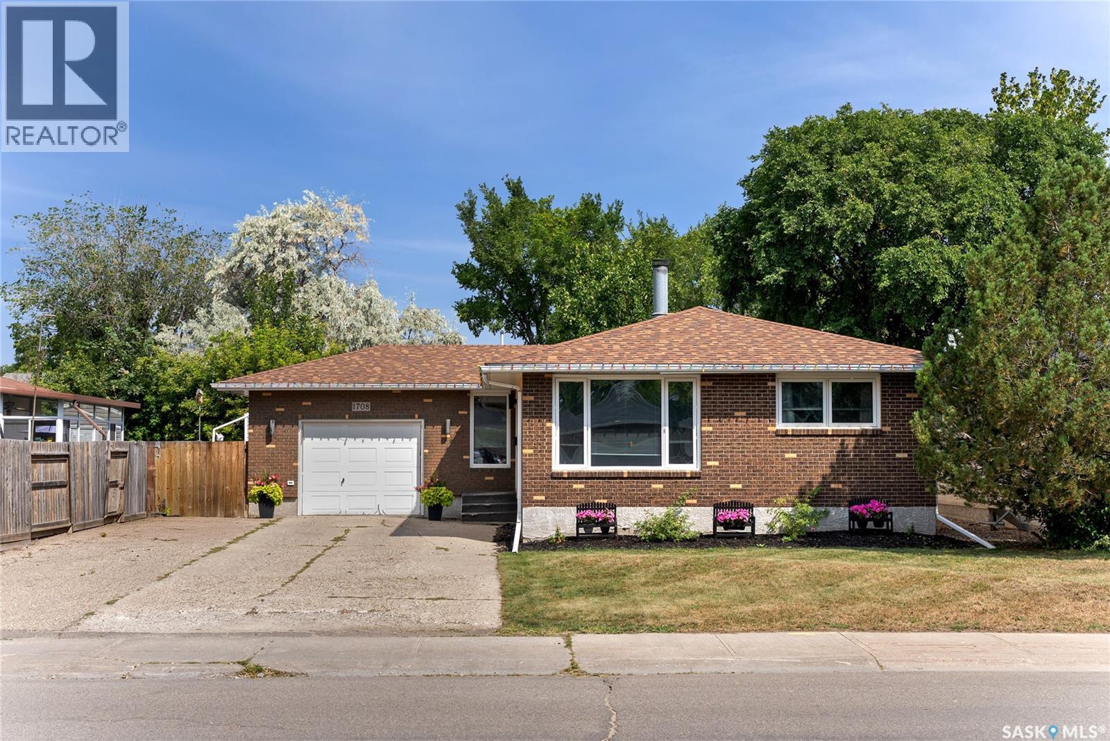 Photo 23 of 1708 12 Th Avenue N, Regina SK