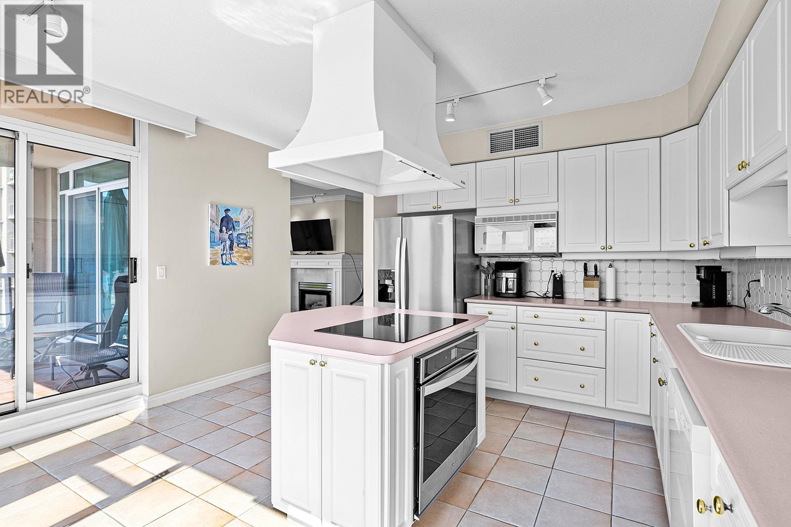 Photo 11 of 1152 Sunset Drive Unit 1005, Kelowna BC