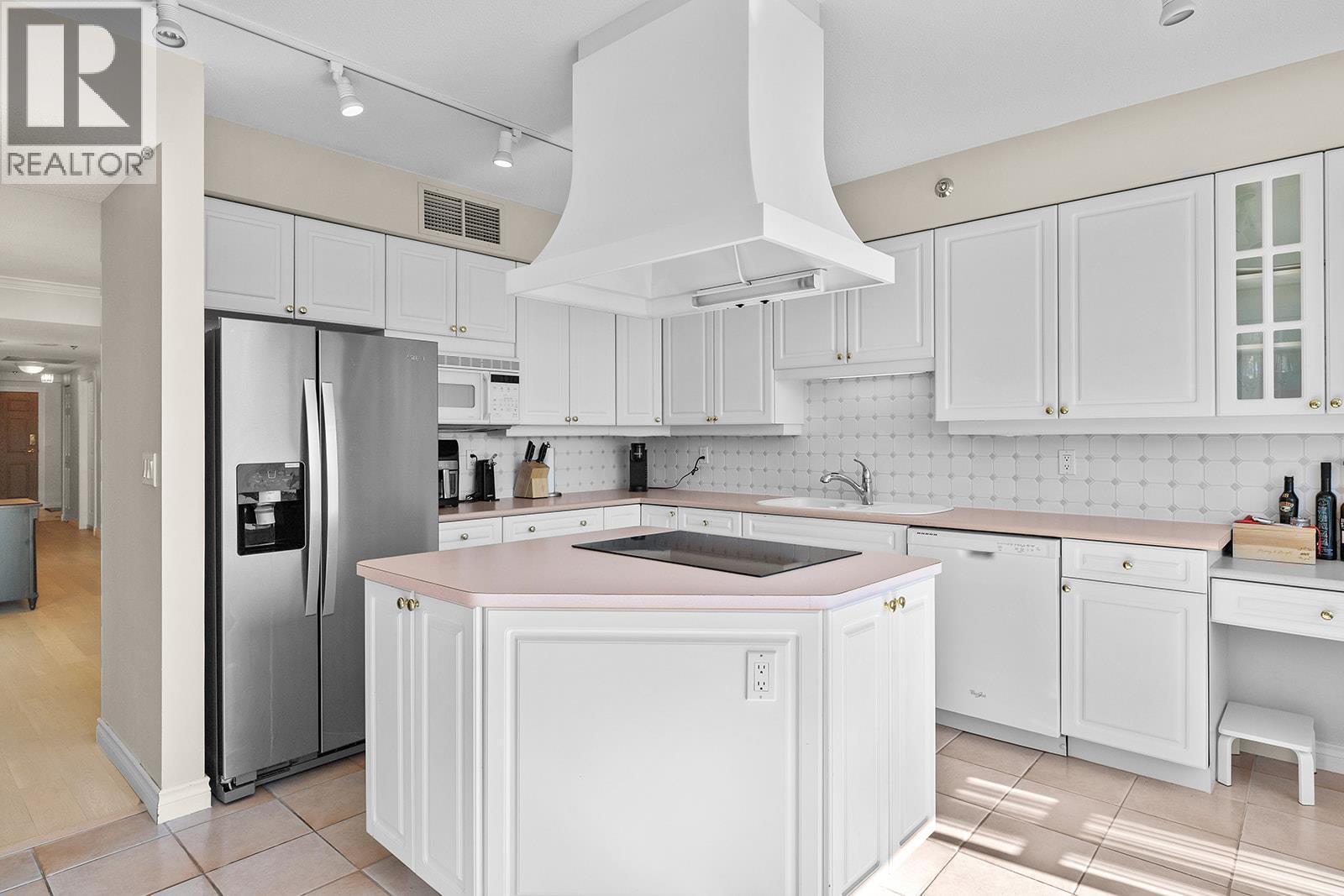 Photo 10 of 1152 Sunset Drive Unit 1005, Kelowna BC