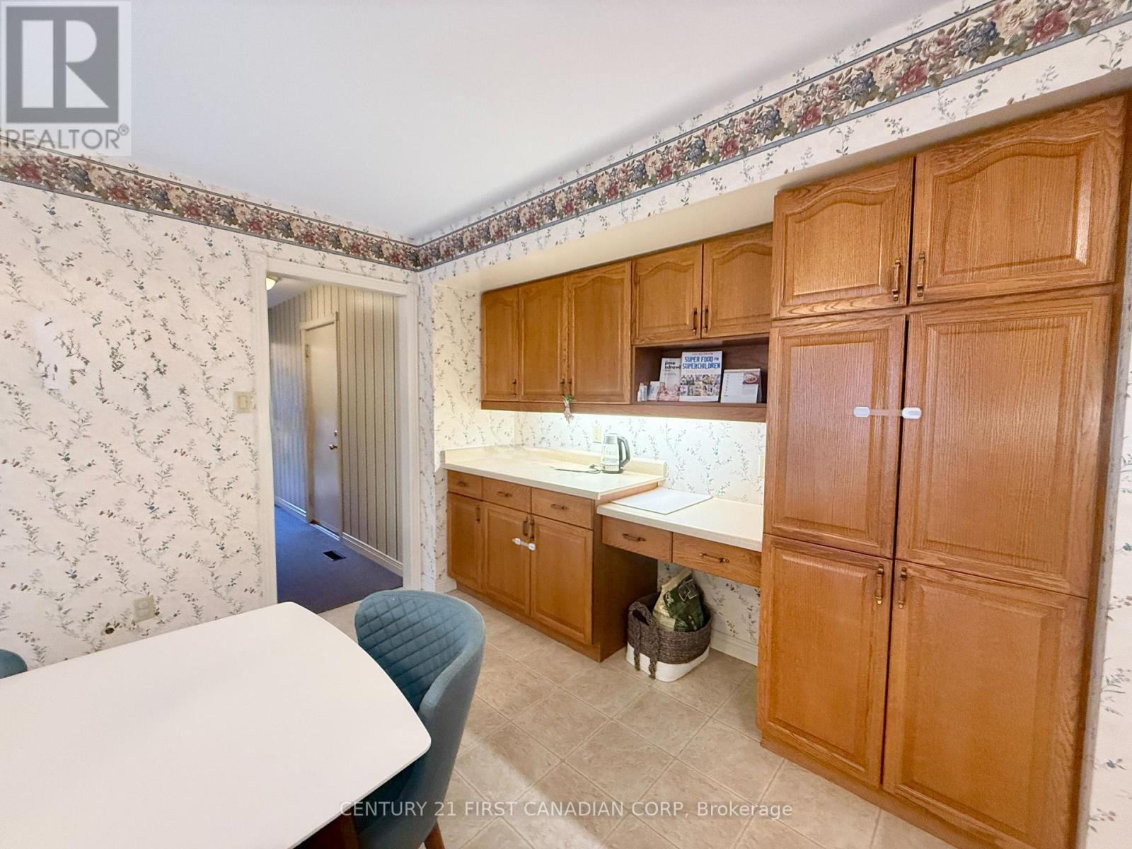 Photo 19 of 38 Jennifer Gardens, London North ON