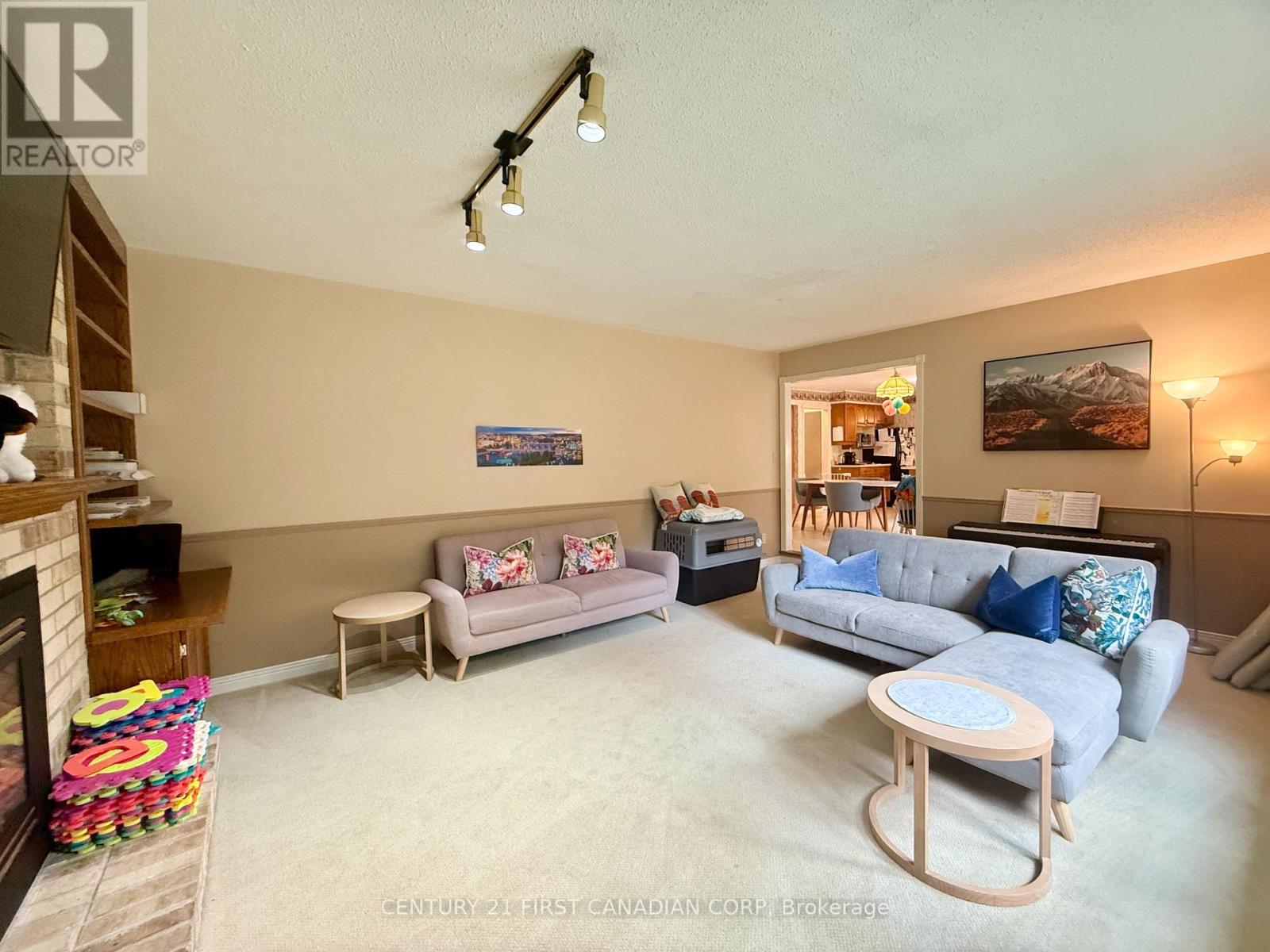 Photo 2 of 38 Jennifer Gardens, London North ON