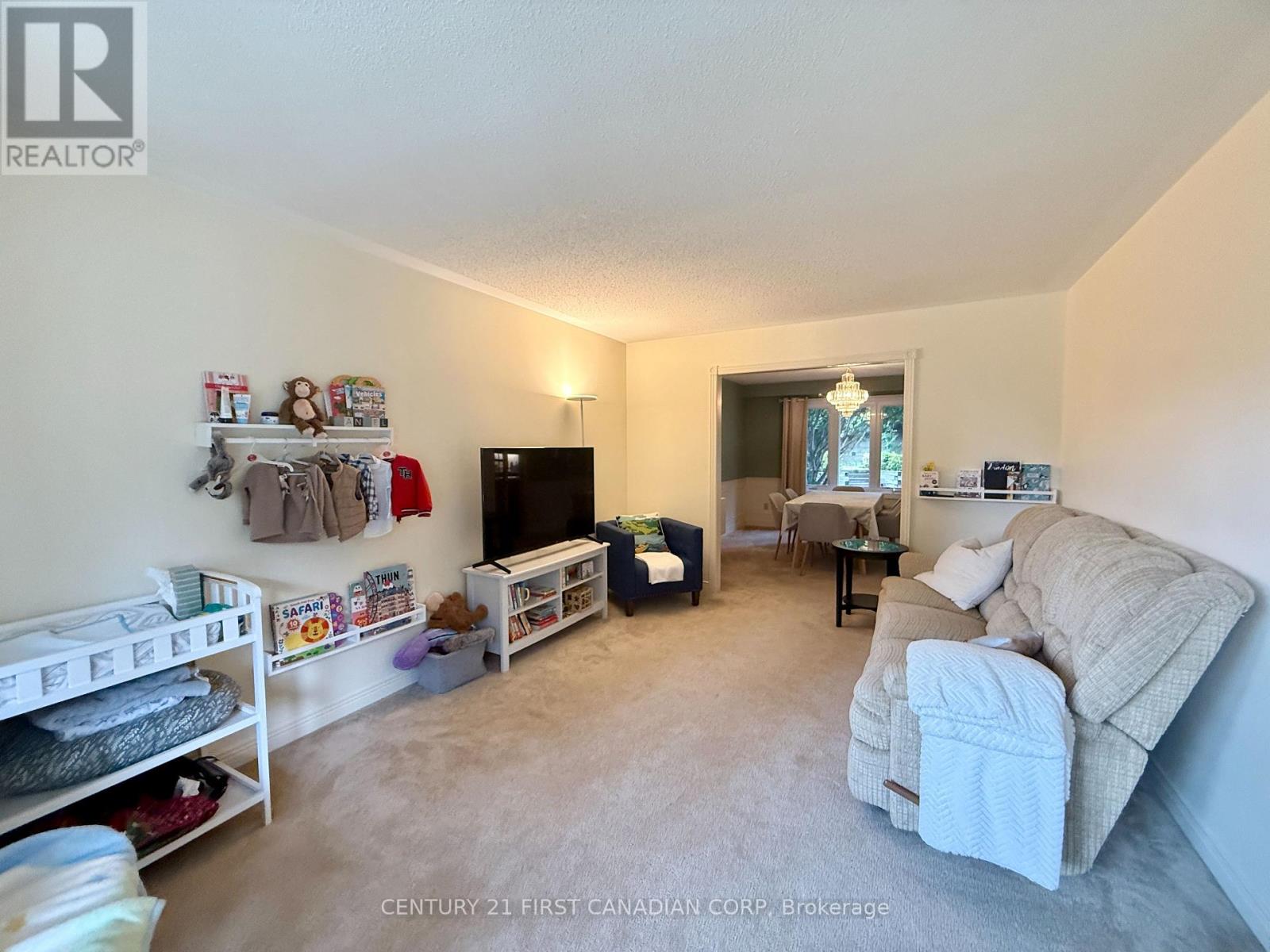 Photo 16 of 38 Jennifer Gardens, London North ON