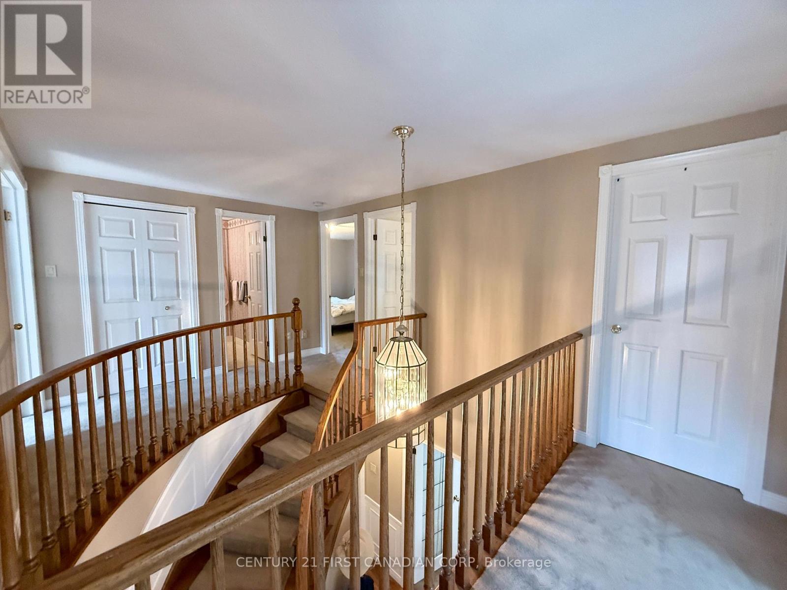 Photo 17 of 38 Jennifer Gardens, London North ON