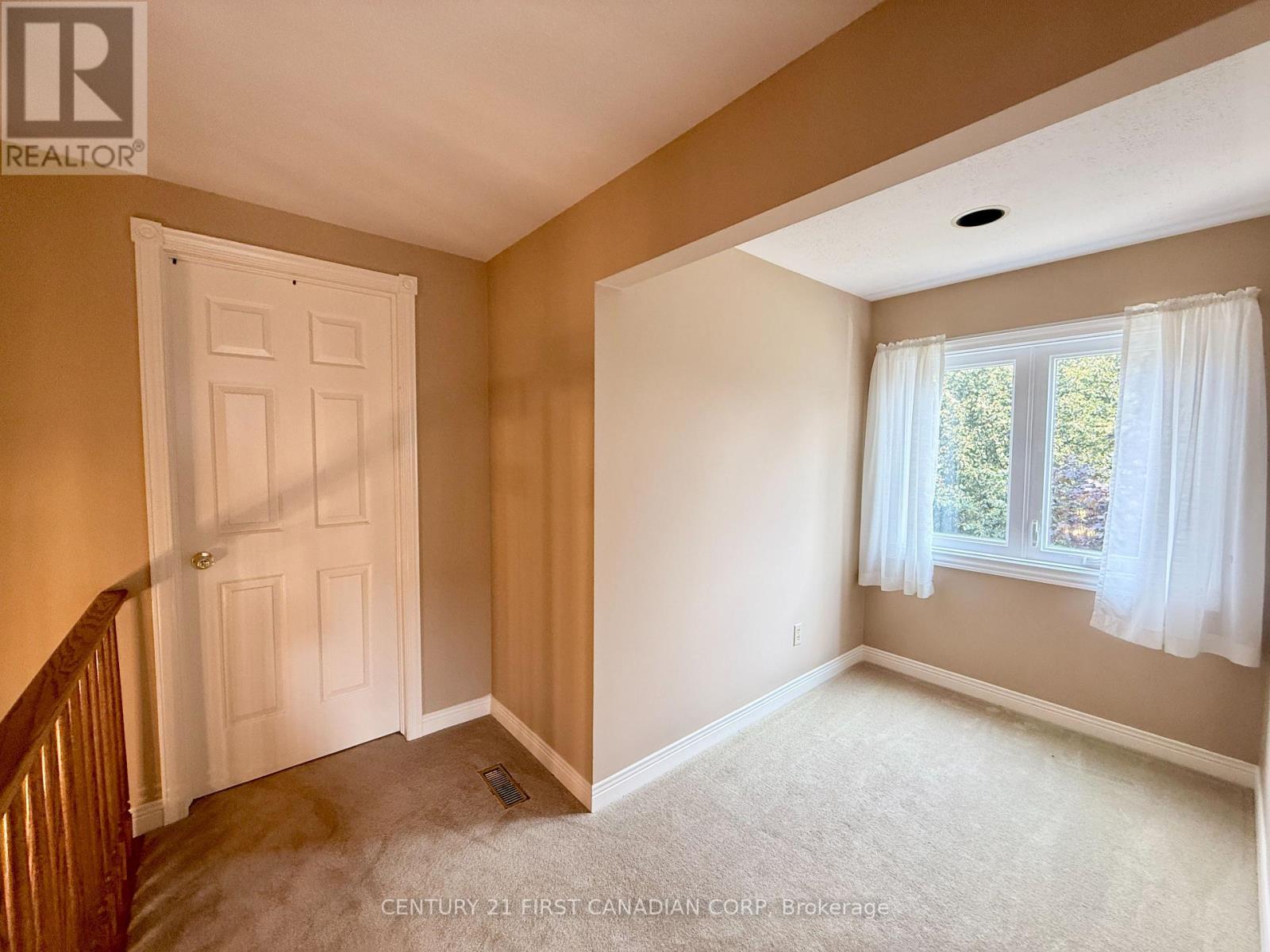 Photo 13 of 38 Jennifer Gardens, London North ON