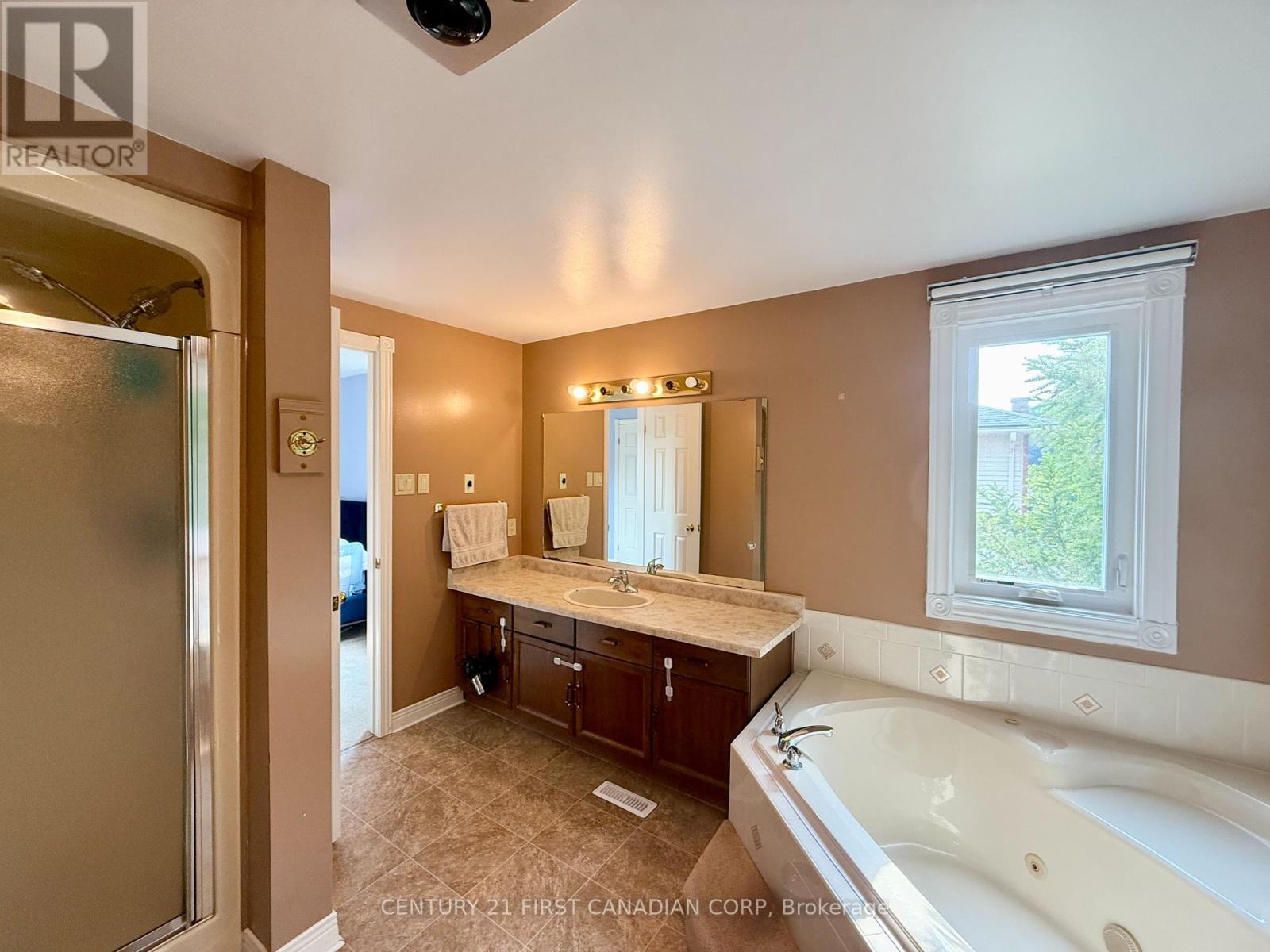 Photo 24 of 38 Jennifer Gardens, London North ON