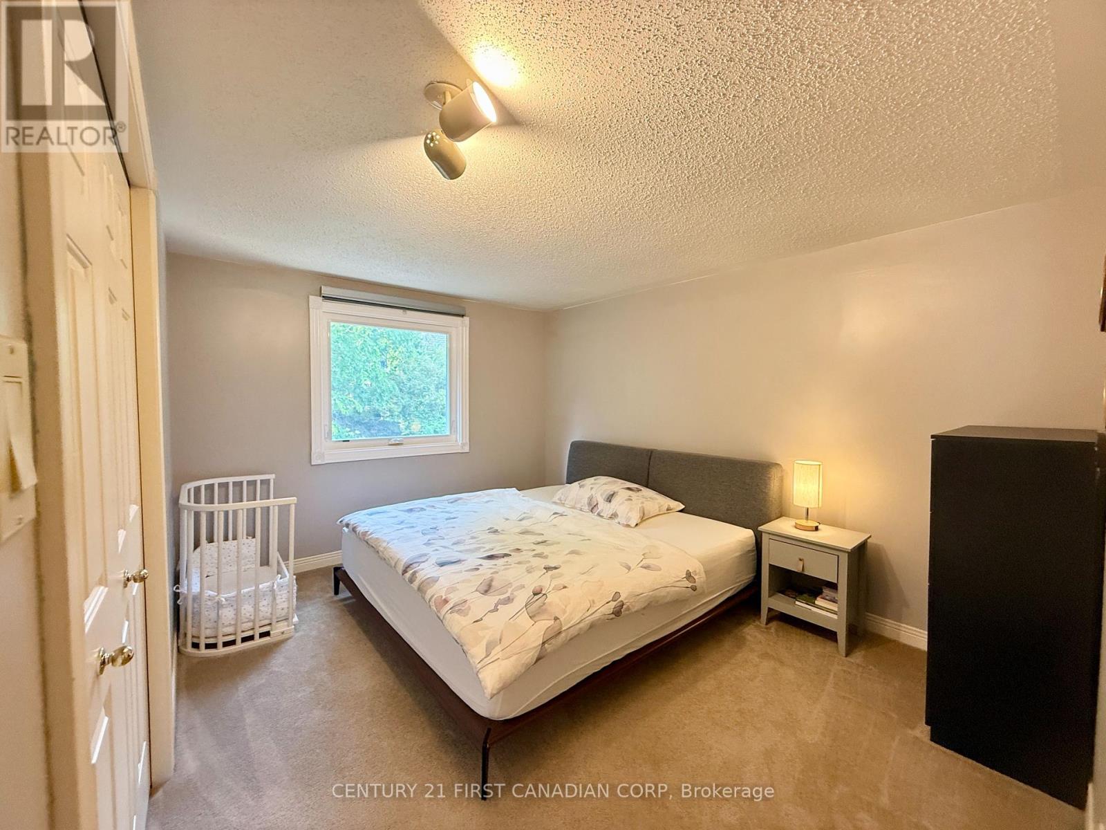 Photo 21 of 38 Jennifer Gardens, London North ON