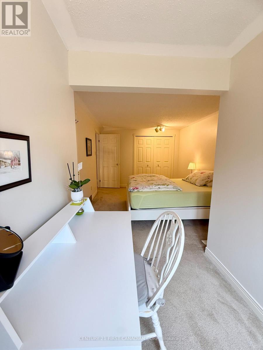 Photo 29 of 38 Jennifer Gardens, London North ON