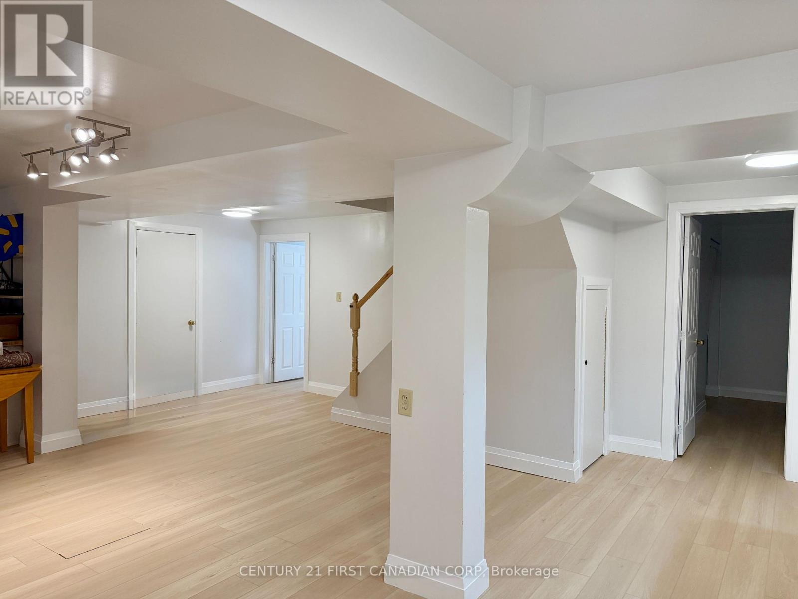 Photo 22 of 38 Jennifer Gardens, London North ON