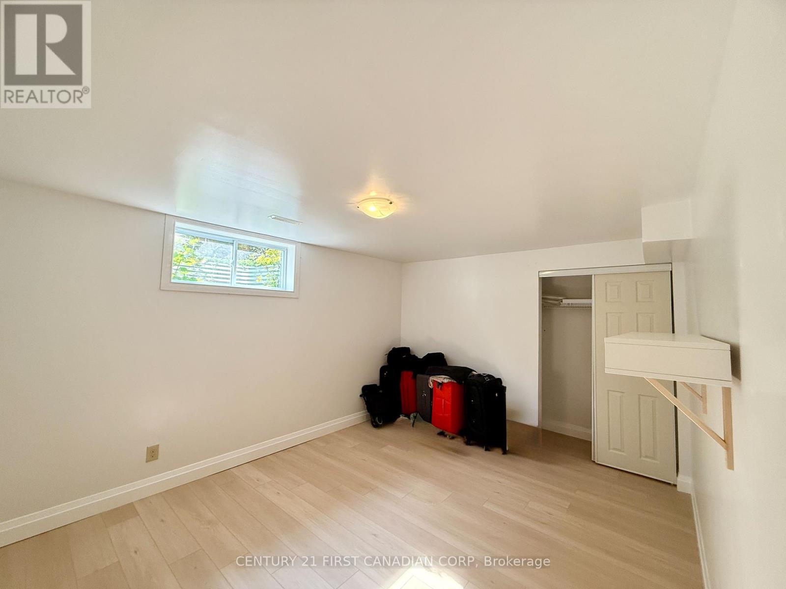 Photo 20 of 38 Jennifer Gardens, London North ON