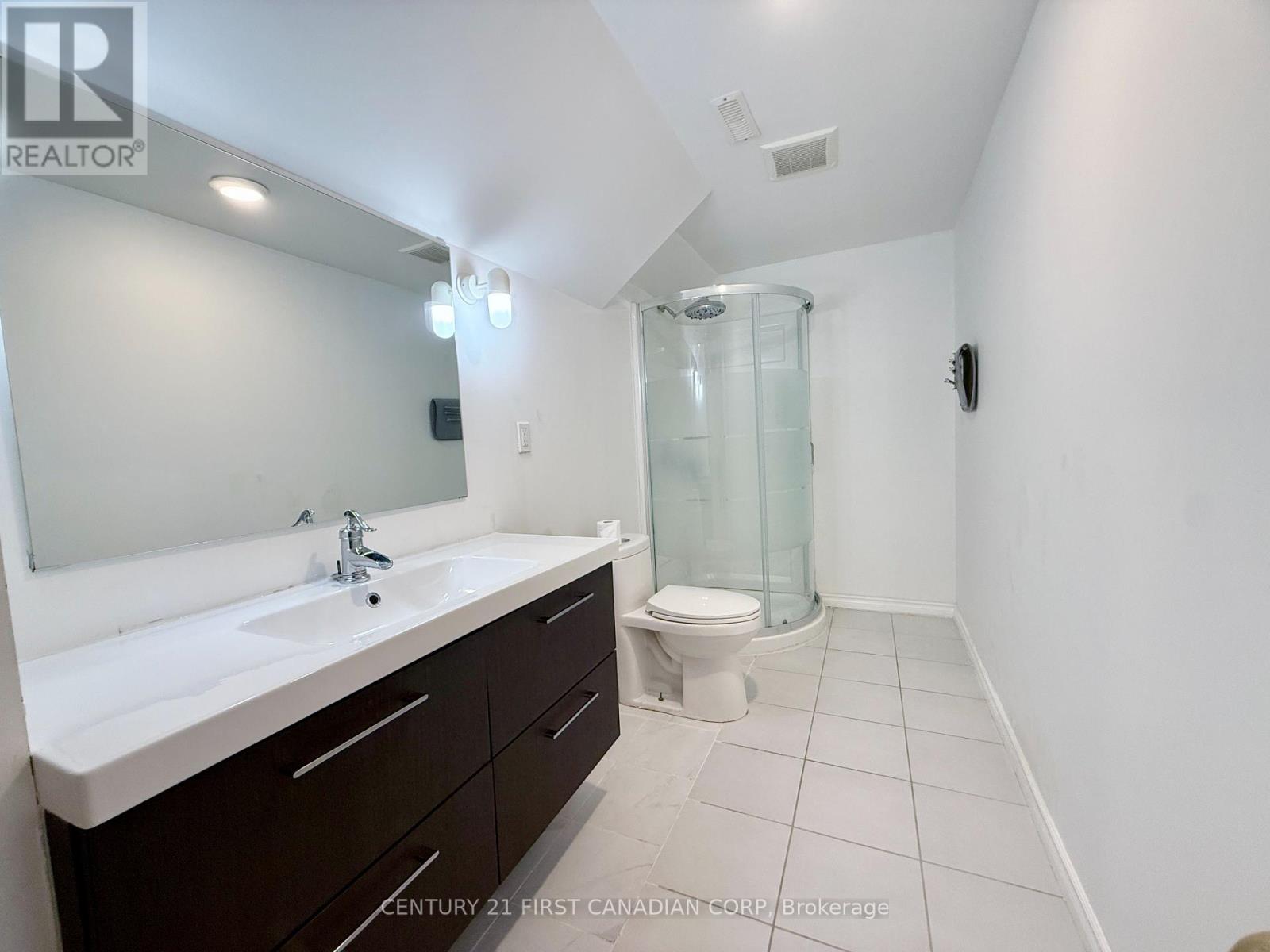 Photo 30 of 38 Jennifer Gardens, London North ON