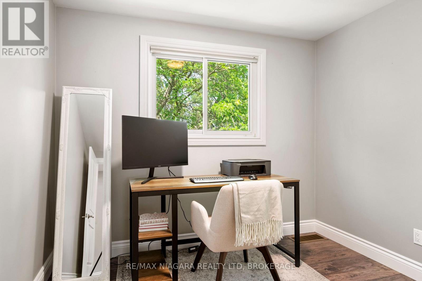 Photo 3 of 1 Bardadyn Court, St Catharines ON