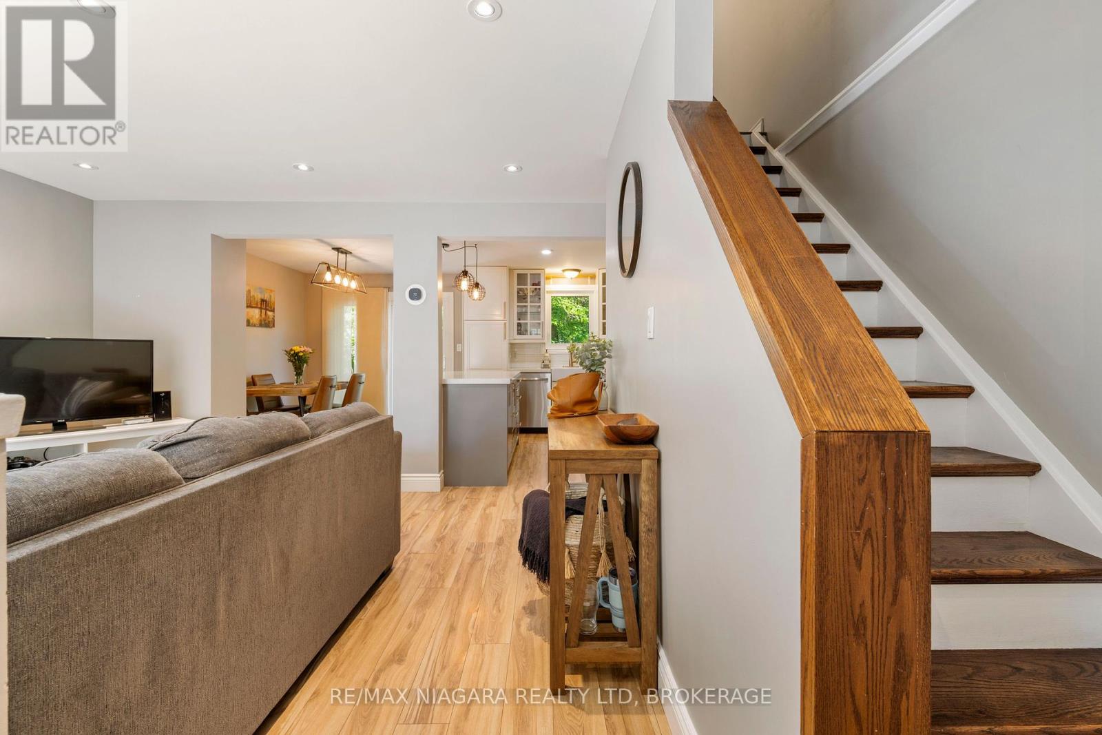 Photo 4 of 1 Bardadyn Court, St Catharines ON