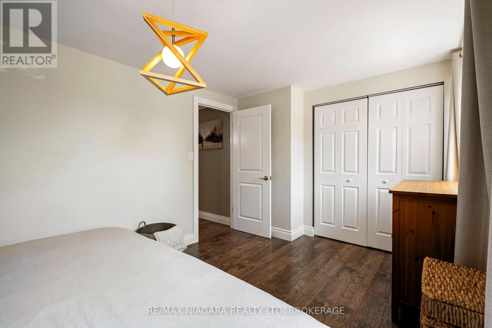 Photo 2 of 1 Bardadyn Court, St Catharines ON